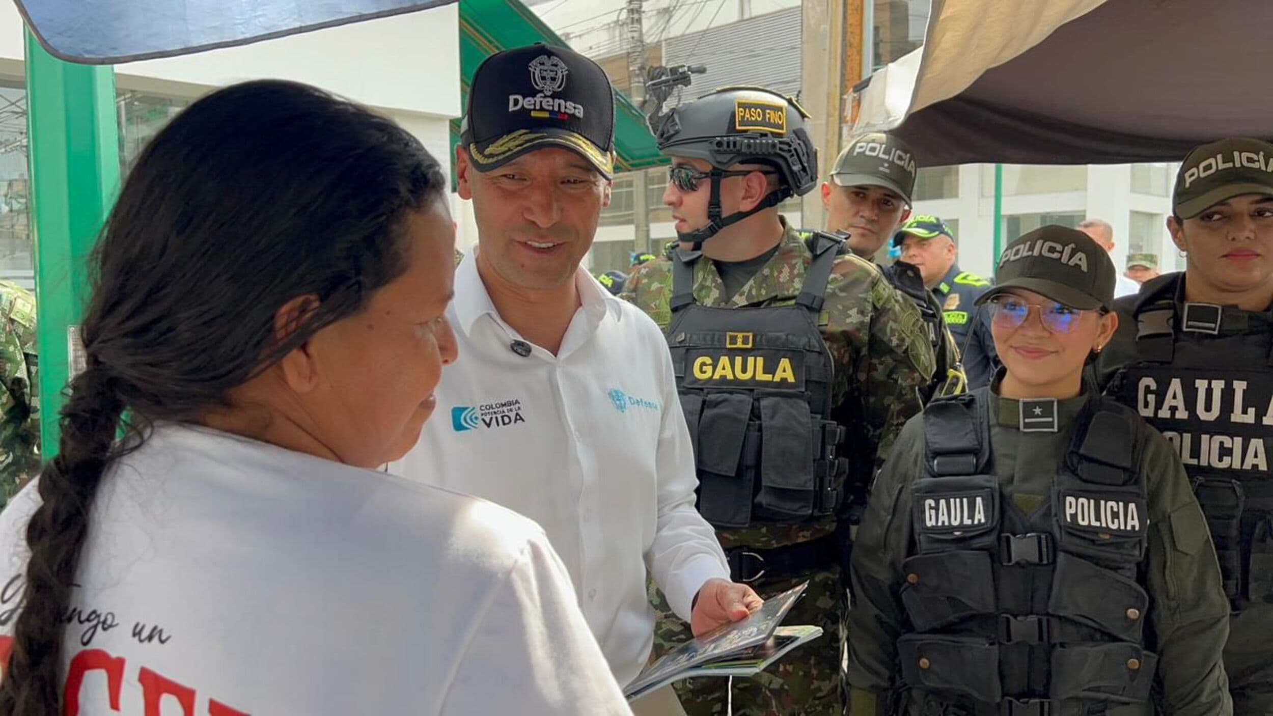 Pedro Sánchez se encuentra con la comunidad y Policias.