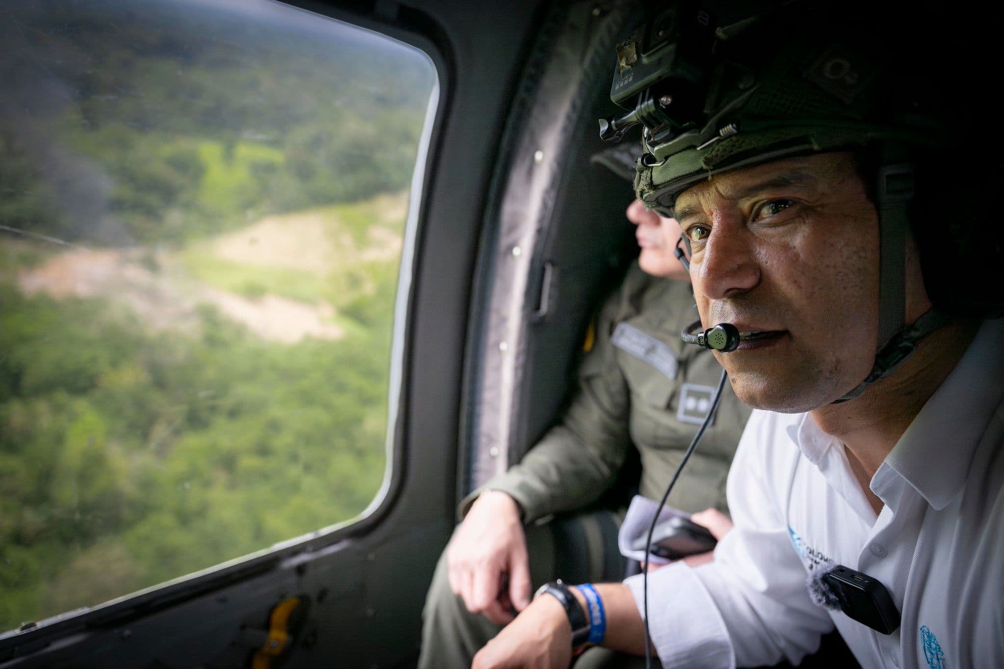 Pedro Sánchez Suarez, con casco militar, en un helicoptero verificando una zona rural